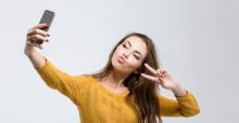 Ternyata Pose Gaya "Peace" Bisa Membahayakan Diri Anda